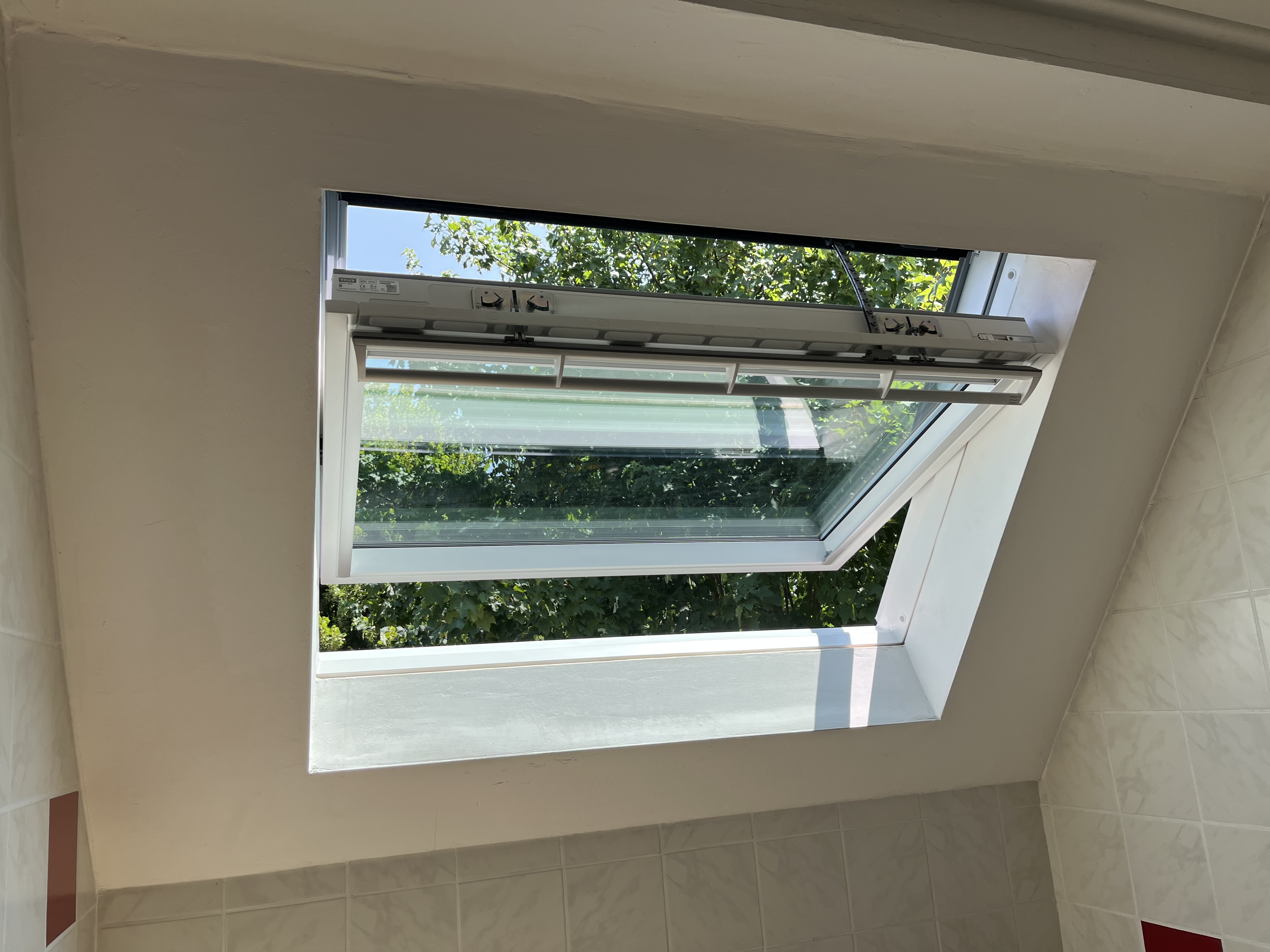 Fenêtre de toit motorisée VELUX à Oberdorf-Spachbach 2