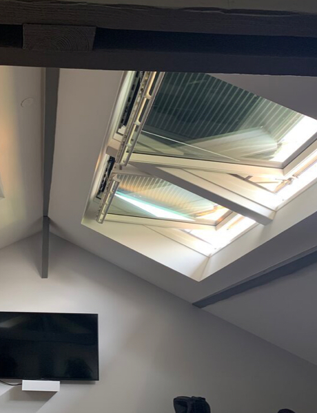 Installation de fenêtres de toit de marque Velux, équipées d’un Pack Velux Active with Netatmo